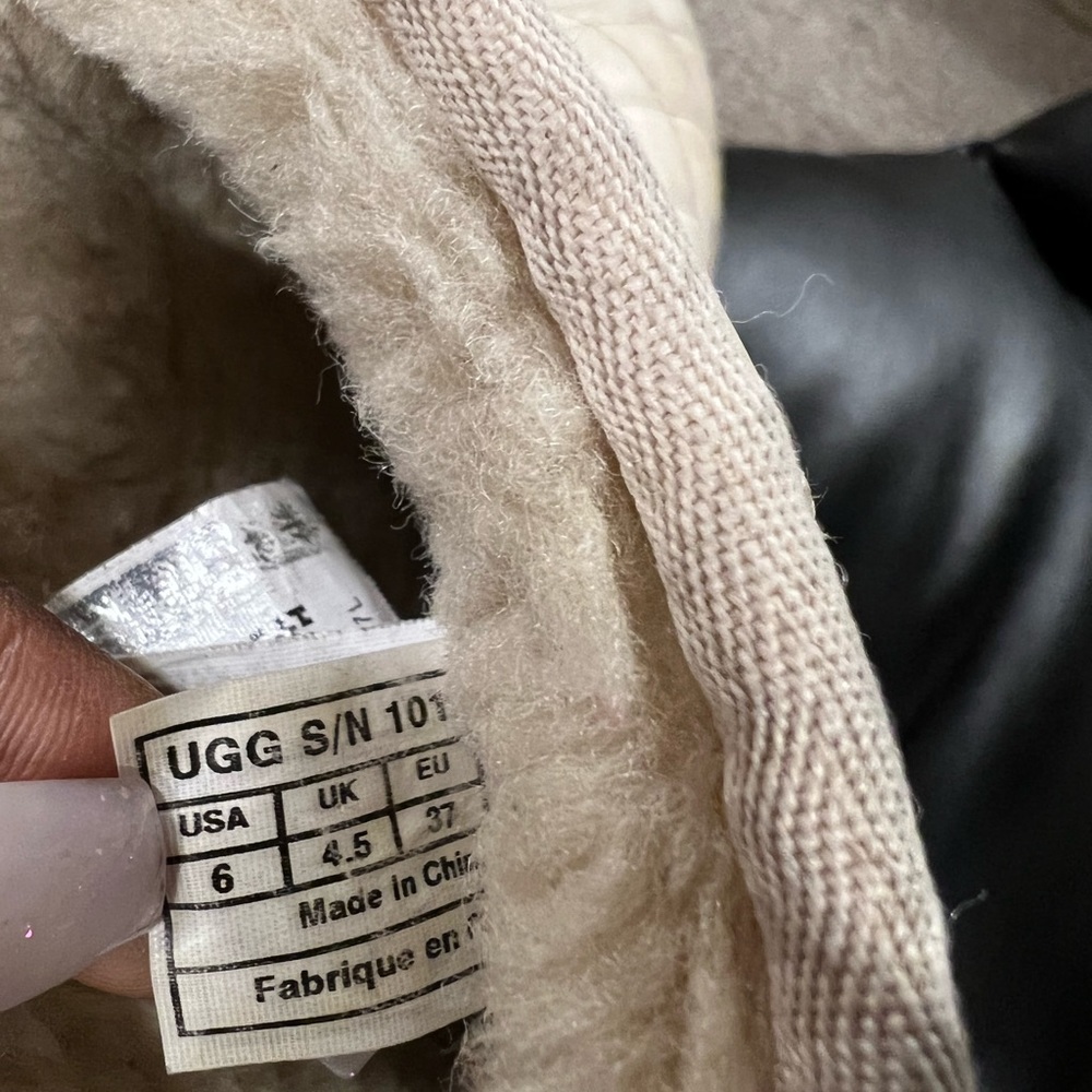 Uggs, women cream color boots - Picture 3 of 4